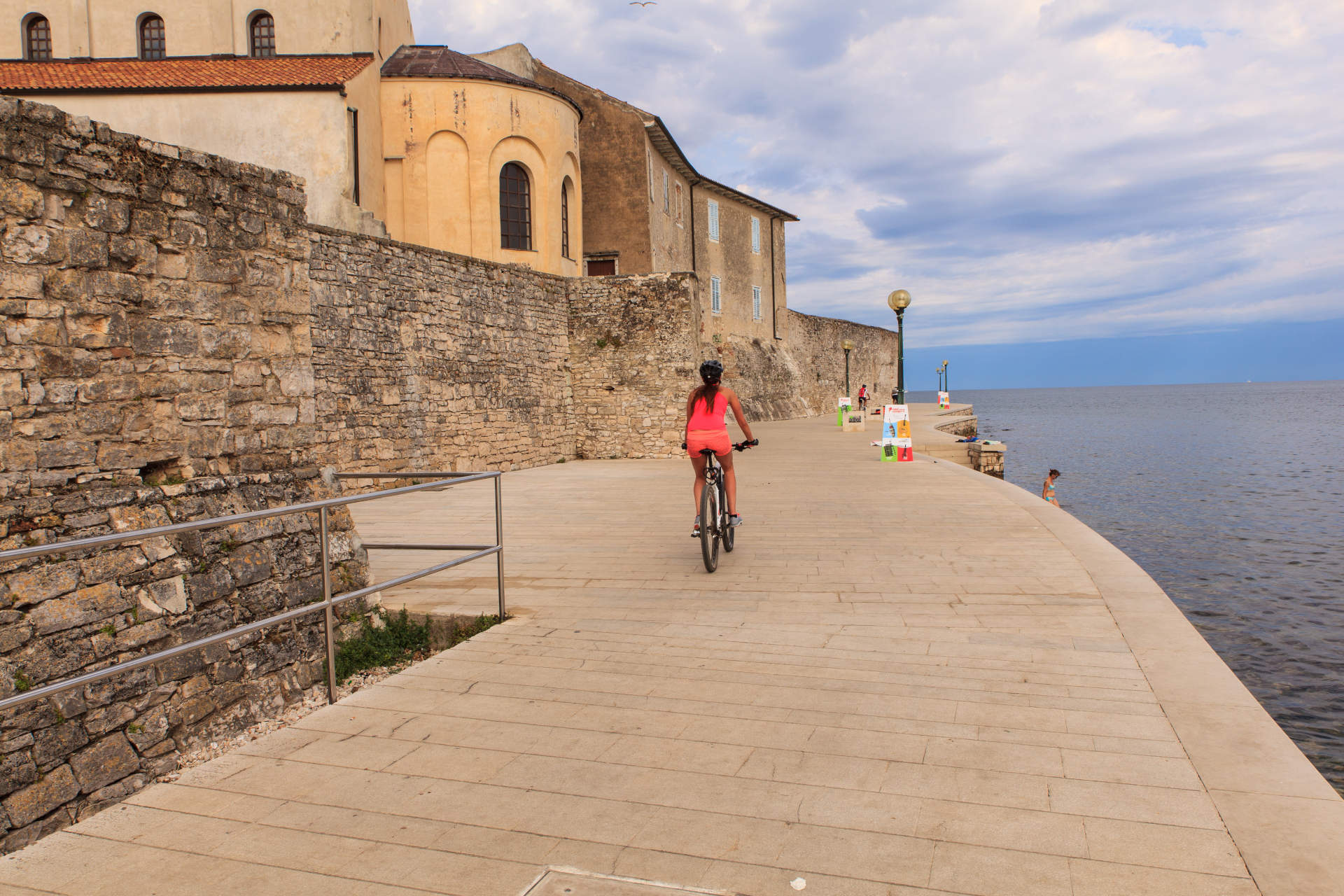 Fahrrad fahren in Kroatien - mit dem Rad das Land erkunden Fahrradfahrer in der kroatischen stadt Porec