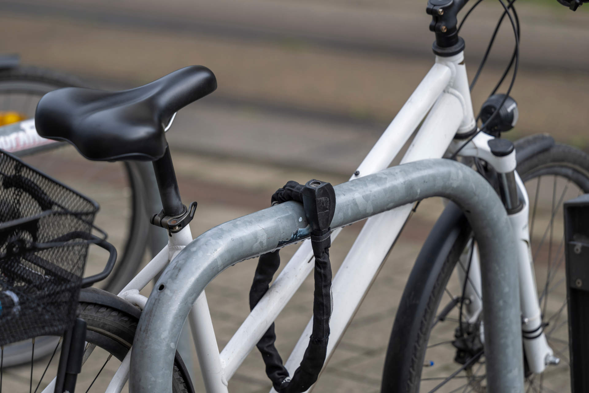 Das sind die besten Fahrradschlösser Fahrradschloss ist am Fahrrad angeschlossen