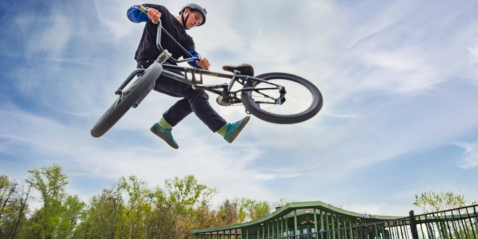 BMX-Freestyle BMX-Fahrer macht einen Stunt in der Luft mit seinem BMX-Rad