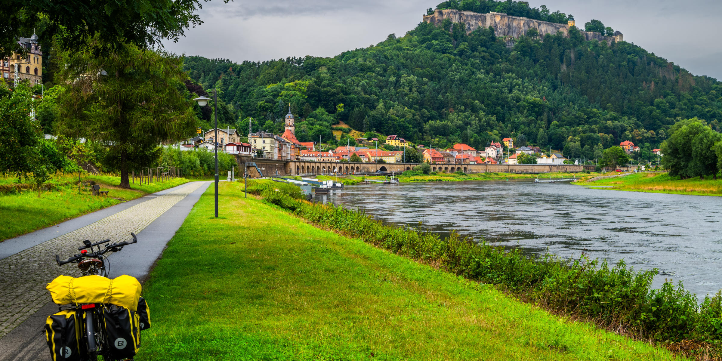 Erkunde Sehenswürdigkeiten und Natur auf dem abwechslungsreichen Elberadweg Der Elberadweg bei Königstein mit der Festung