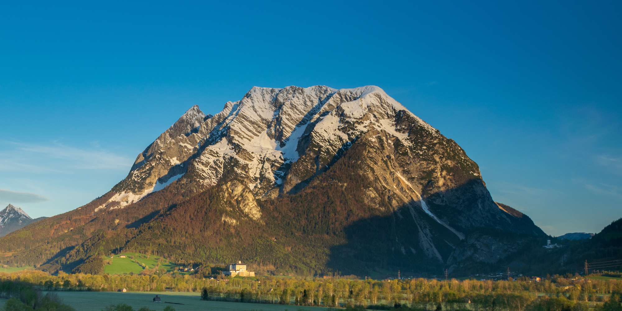 Das Bergmassiv Grimming mit dem Schloss Trautenfels Das Bergmassiv Grimming mit dem Schloss Trautenfels