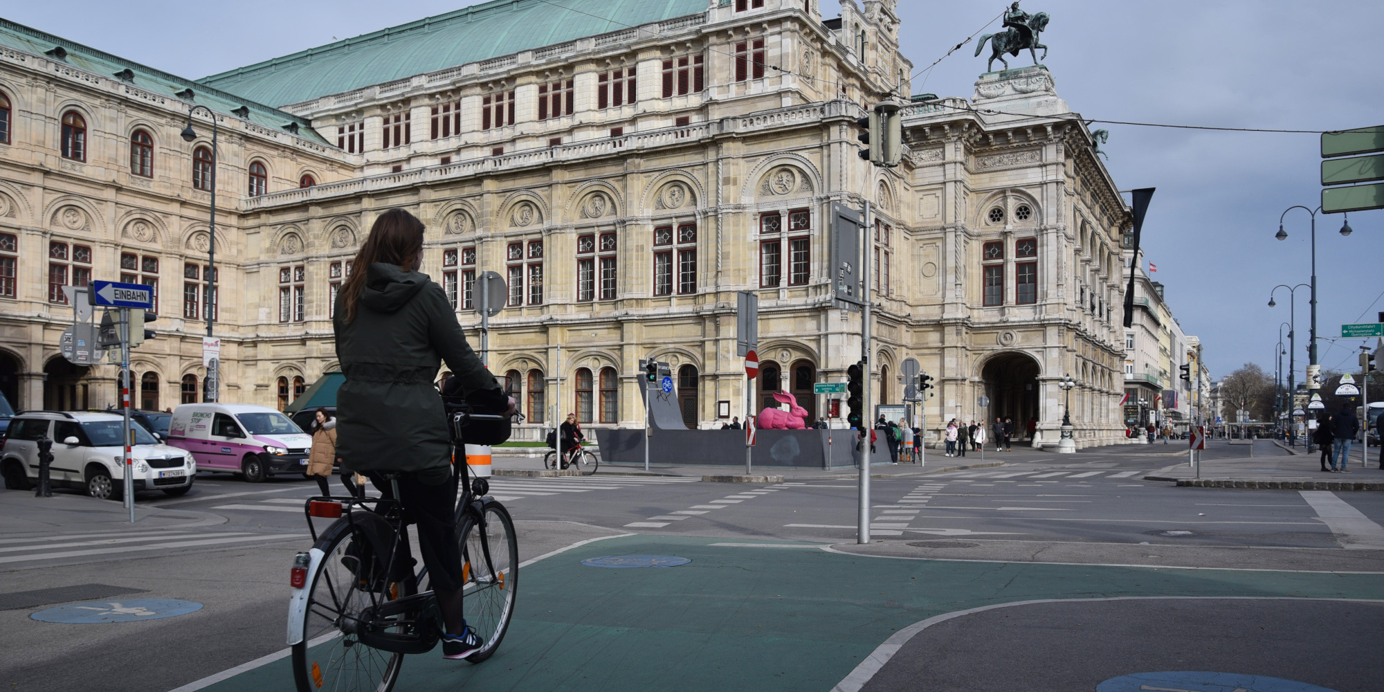 Frau fährt auf einem Fahrrad durch Wien