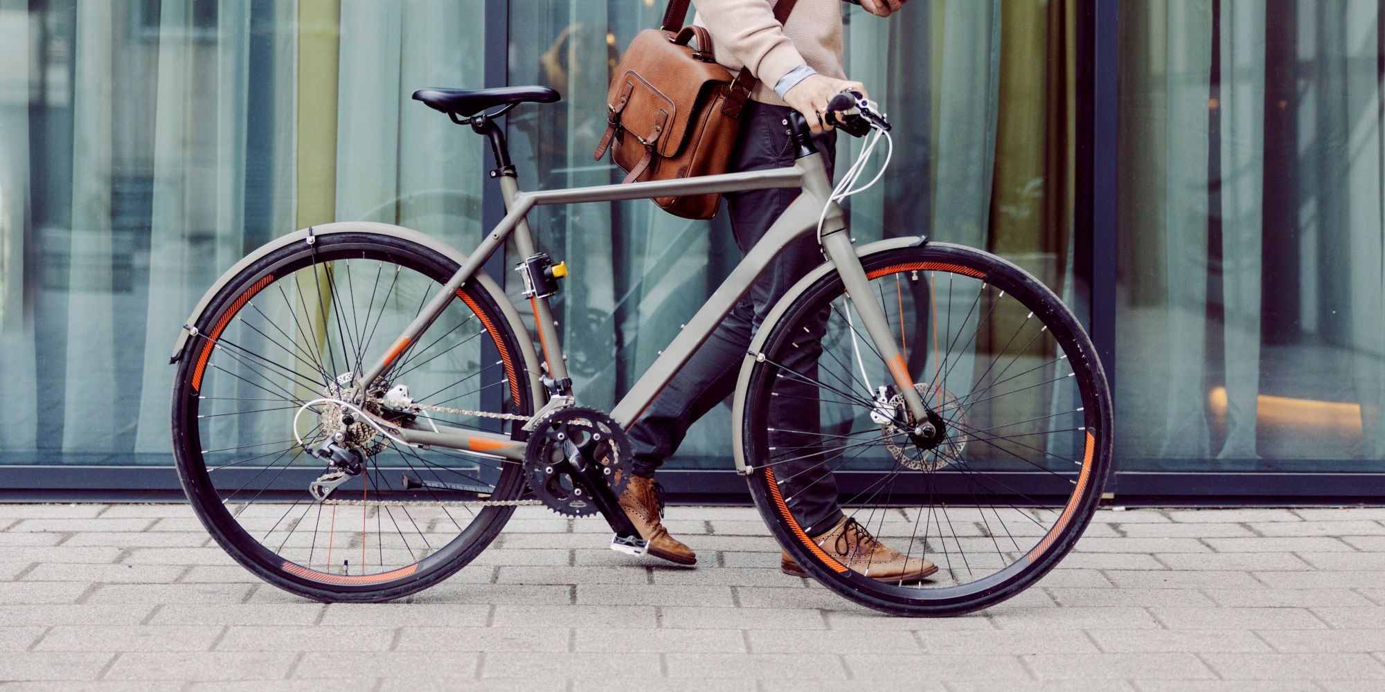 Mann schiebt ein Citybike