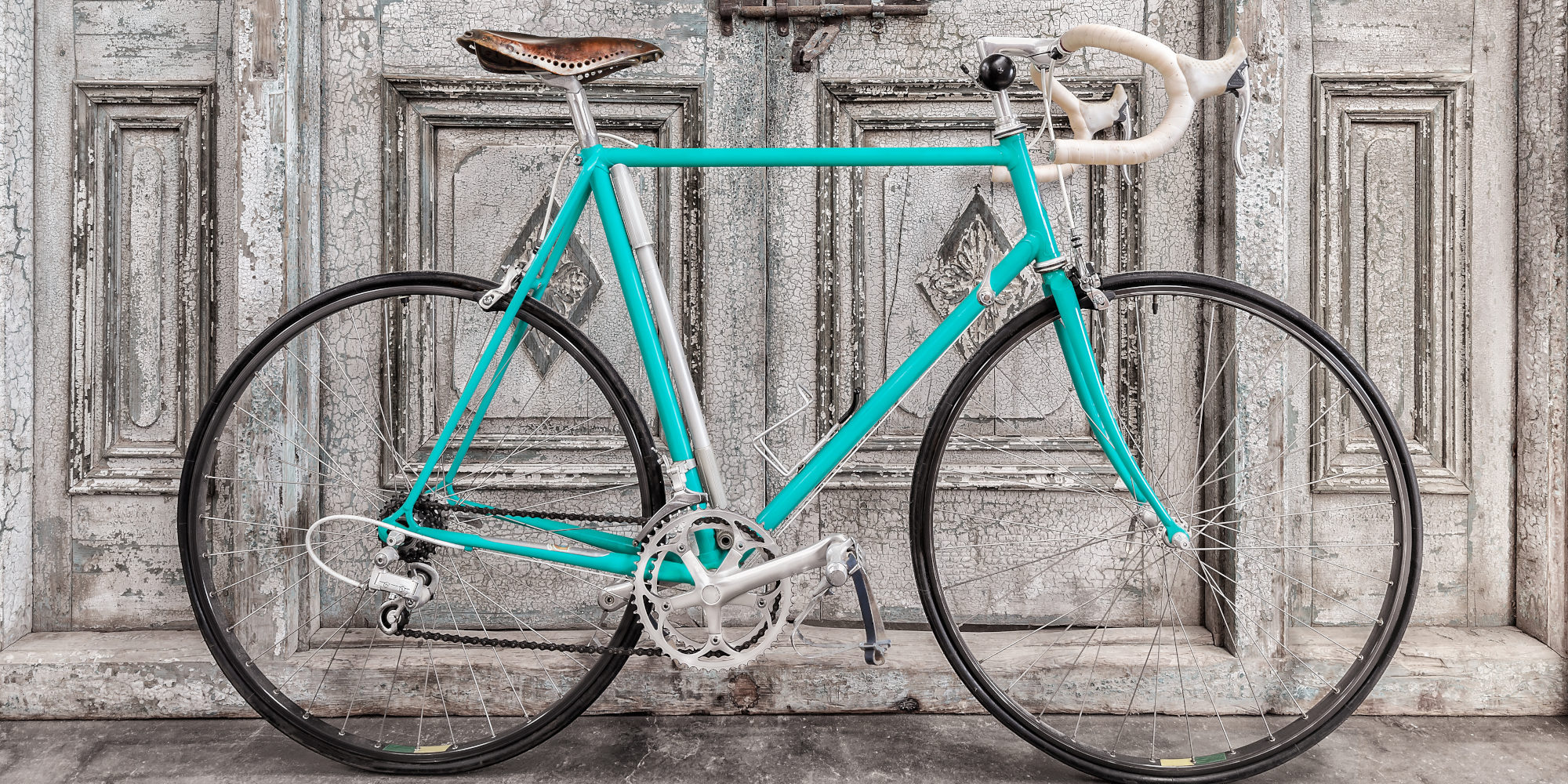 Rennrad lehnt an einer Wand