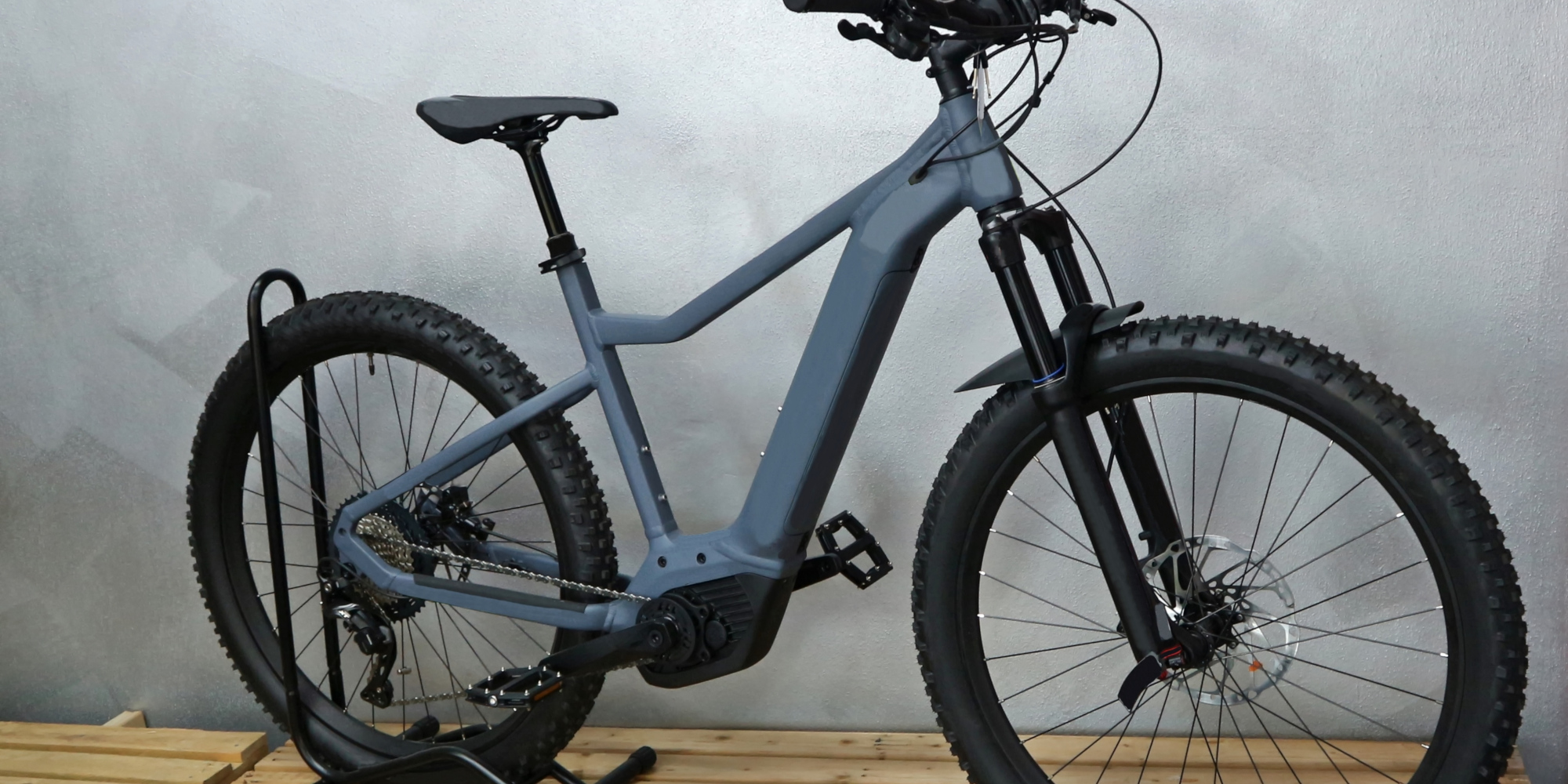 E-Bike steht in einem E-Bike Ständer