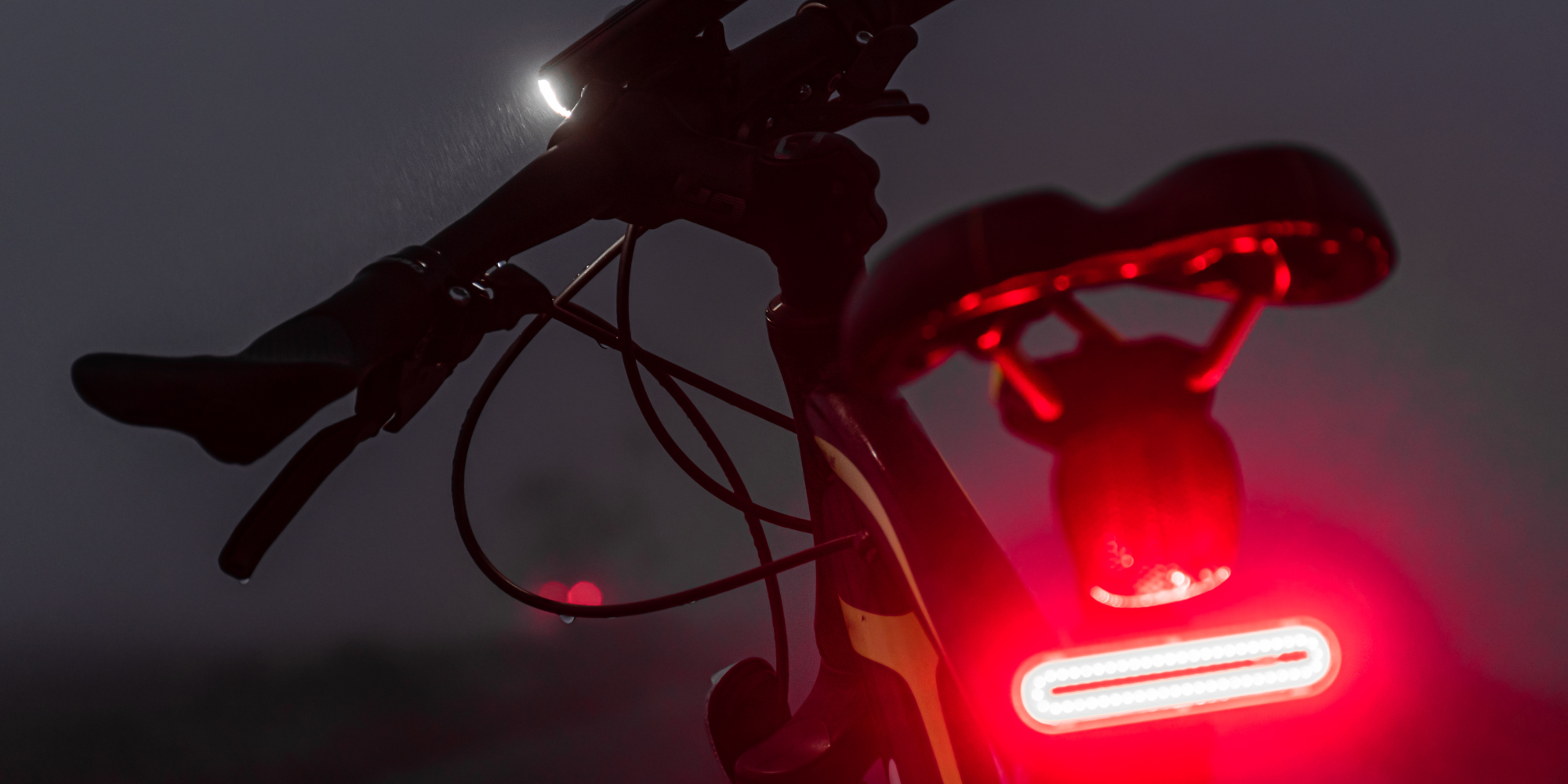 Fahrrad im Dunkeln mit leuchtenden Lichtern