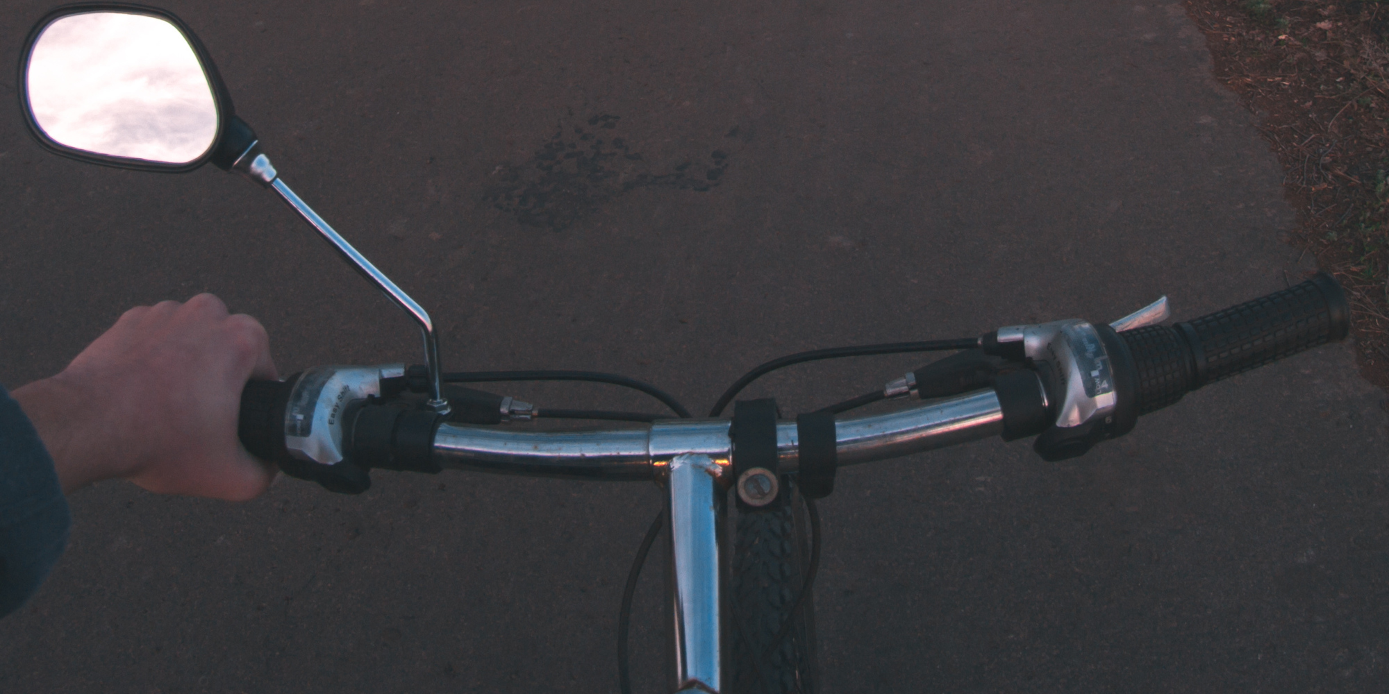 Wann sollte man Lenkergriffe wechseln Fahrradlenker von einem fahrenden Fahrrad