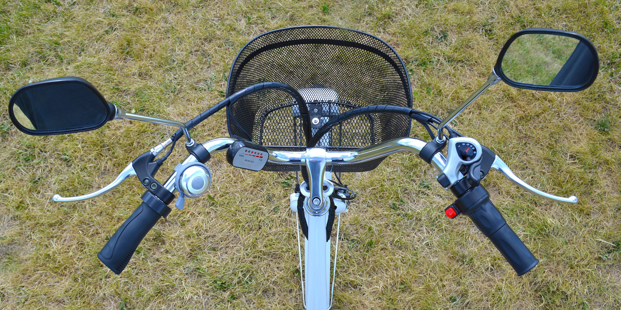 So wechselst du deine Lenkergriffe E-Bike Lenker mit Korb, Spiegel und Gummigriffen