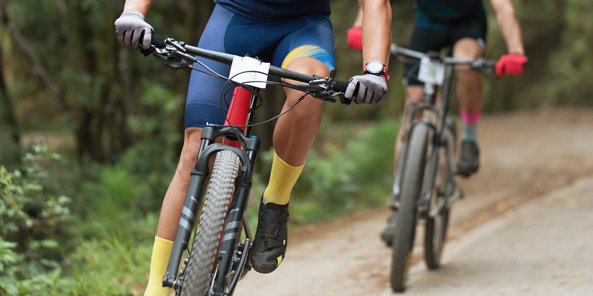 Entdecke die besten Fahrradhandschuhe für den Winter Zwei Radfahrende fahren Fahrrad und tragen Fahrradhandschuhe