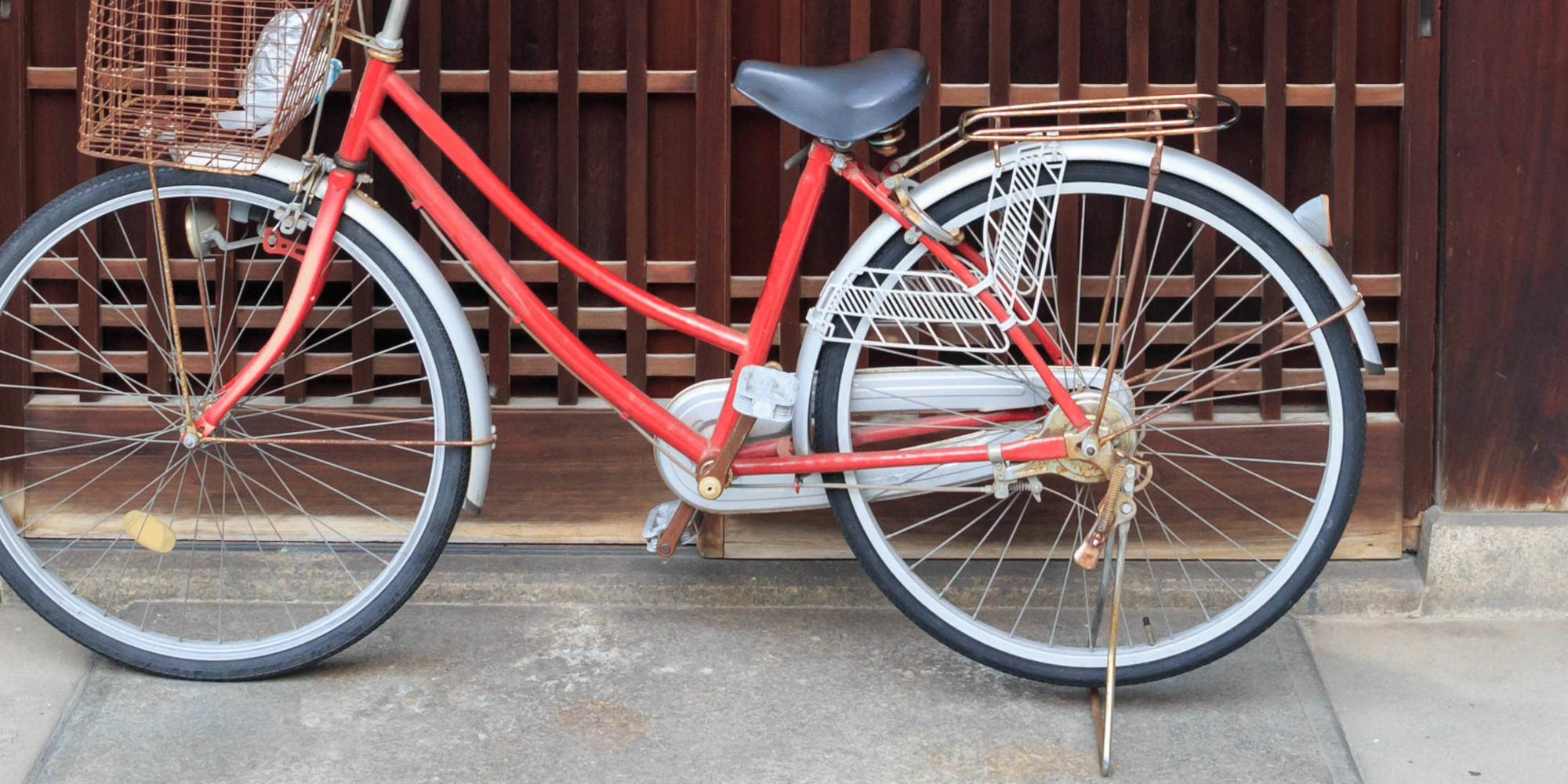 Abgestelltes Fahrrad mit Hinterbauständer