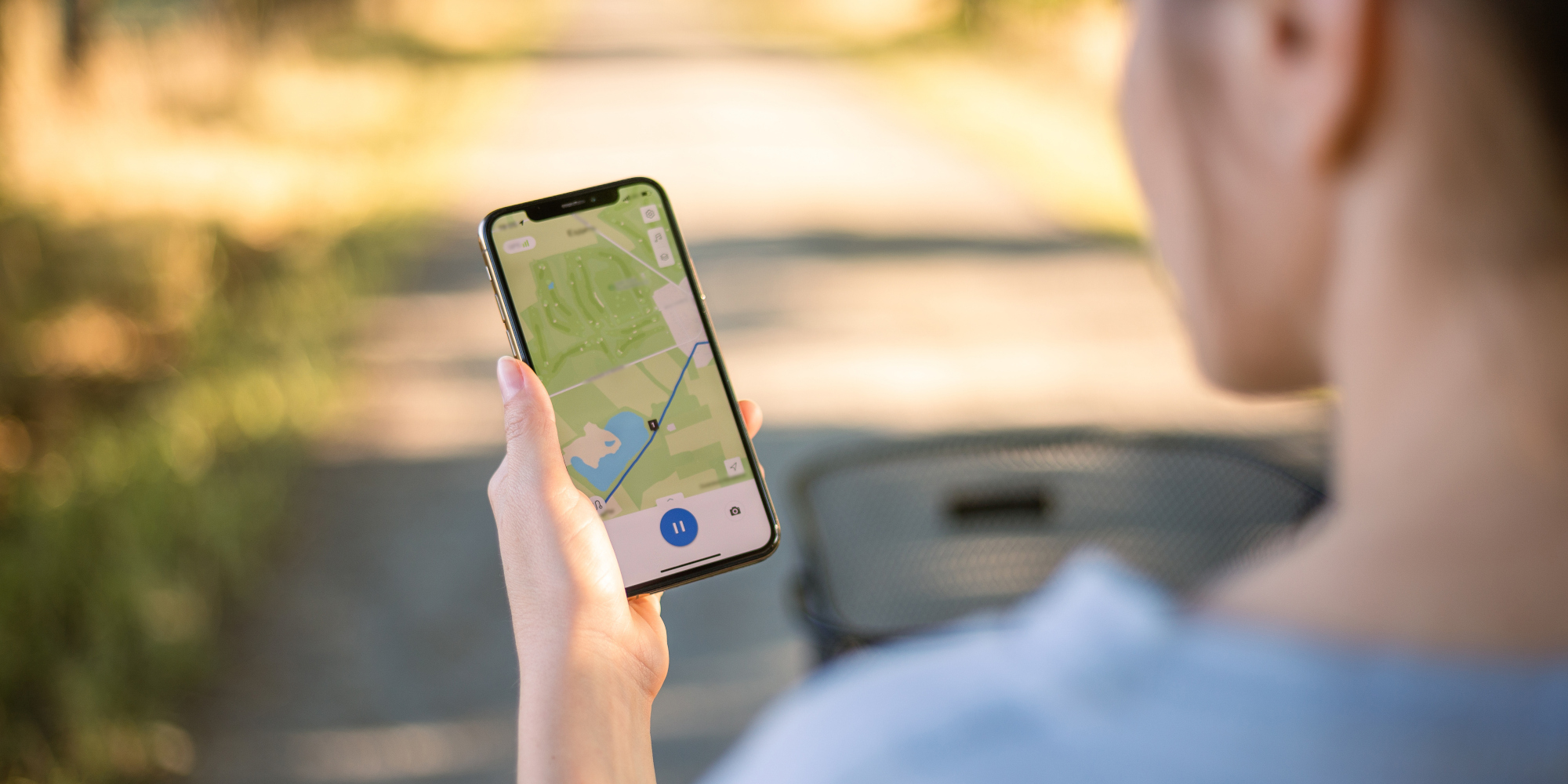 So findest du dein Fahrrad wieder Frau guckt auf ihr Handy auf dem ein Standort angezeigt wird