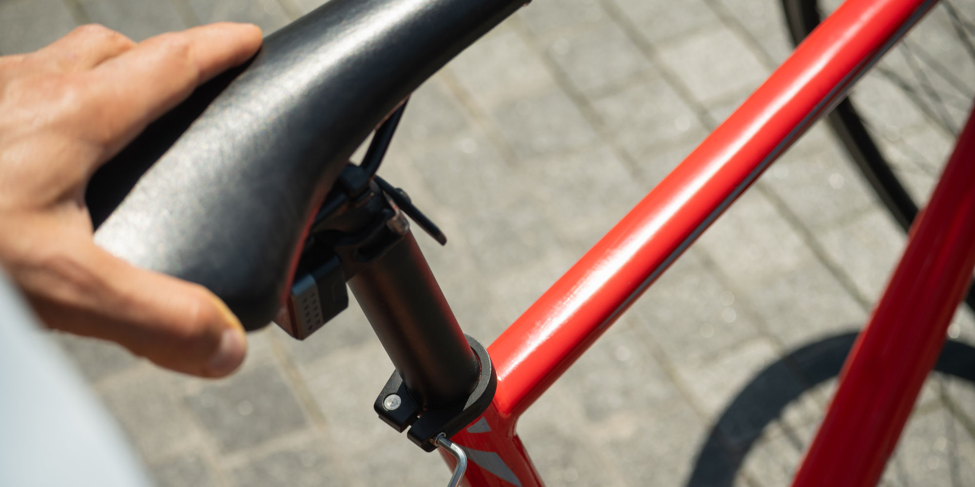 Sattel abschrauben, um den Tracker dort zu verstecken Fahrradsattel wird abgeschraubt