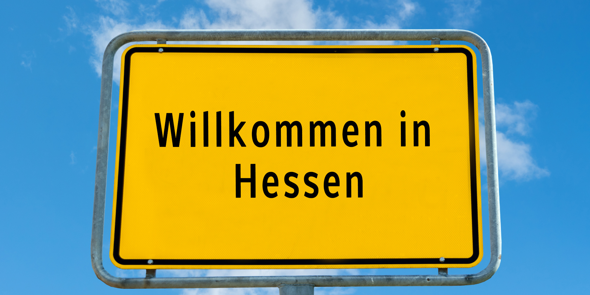 Top Radwege in Hessen Gelbes Ortsschild auf dem "Willkommen in Hessen" steht