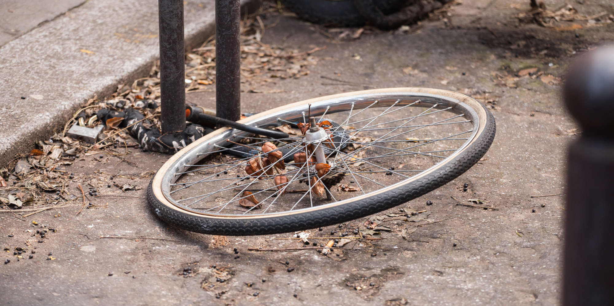 So hilft die Fahrradversicherung von linexo im Schadensfall. Reifen von Fahrrad hängt an Schloss.