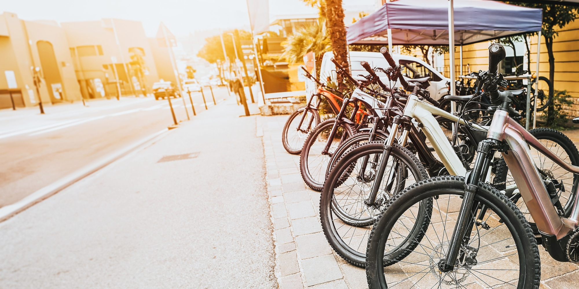 Fahrräder stehen in einer Reihe vor einem Fahrradladen 