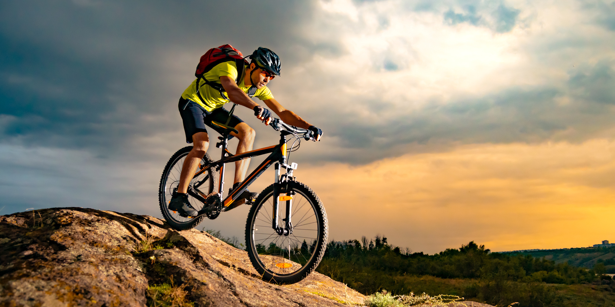 Entdecke die besten MTB-Modelle Mann fährt mit einem Mountainbike einen Trail herunter