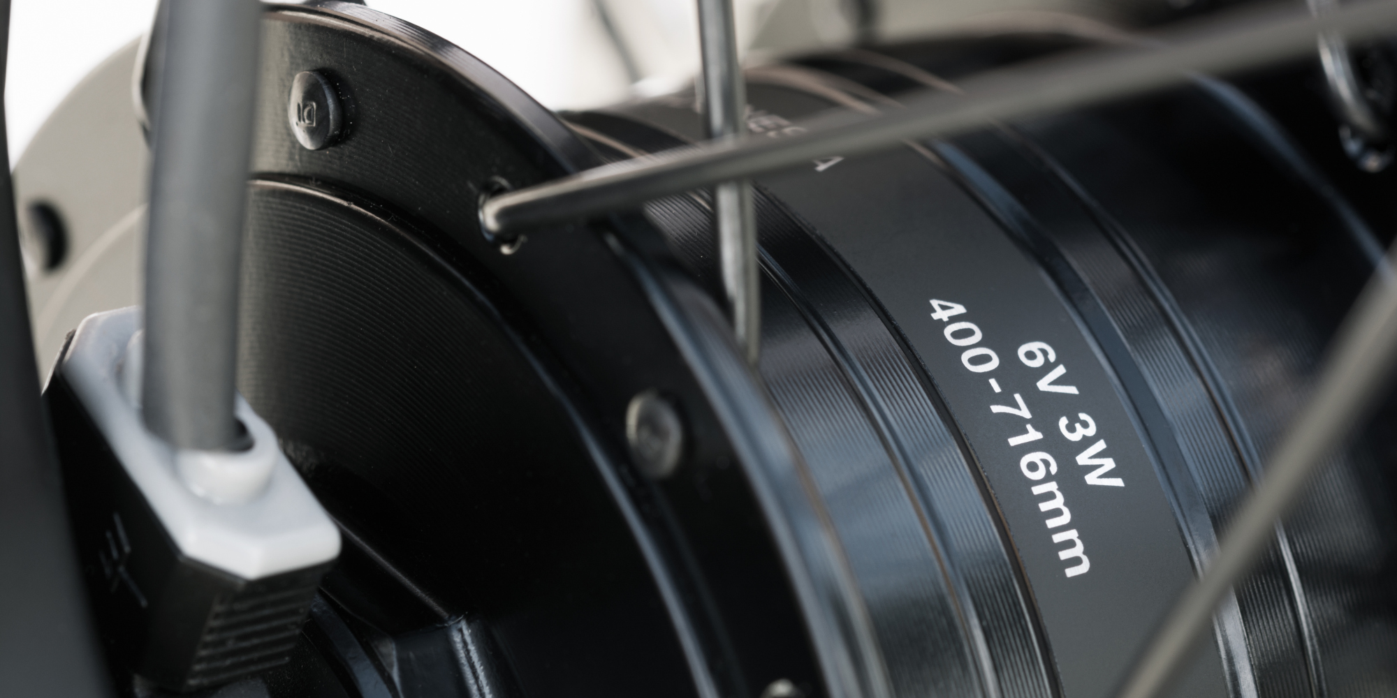 Nahaufnahme eines Fahrrads mit einem Nabendynamo.