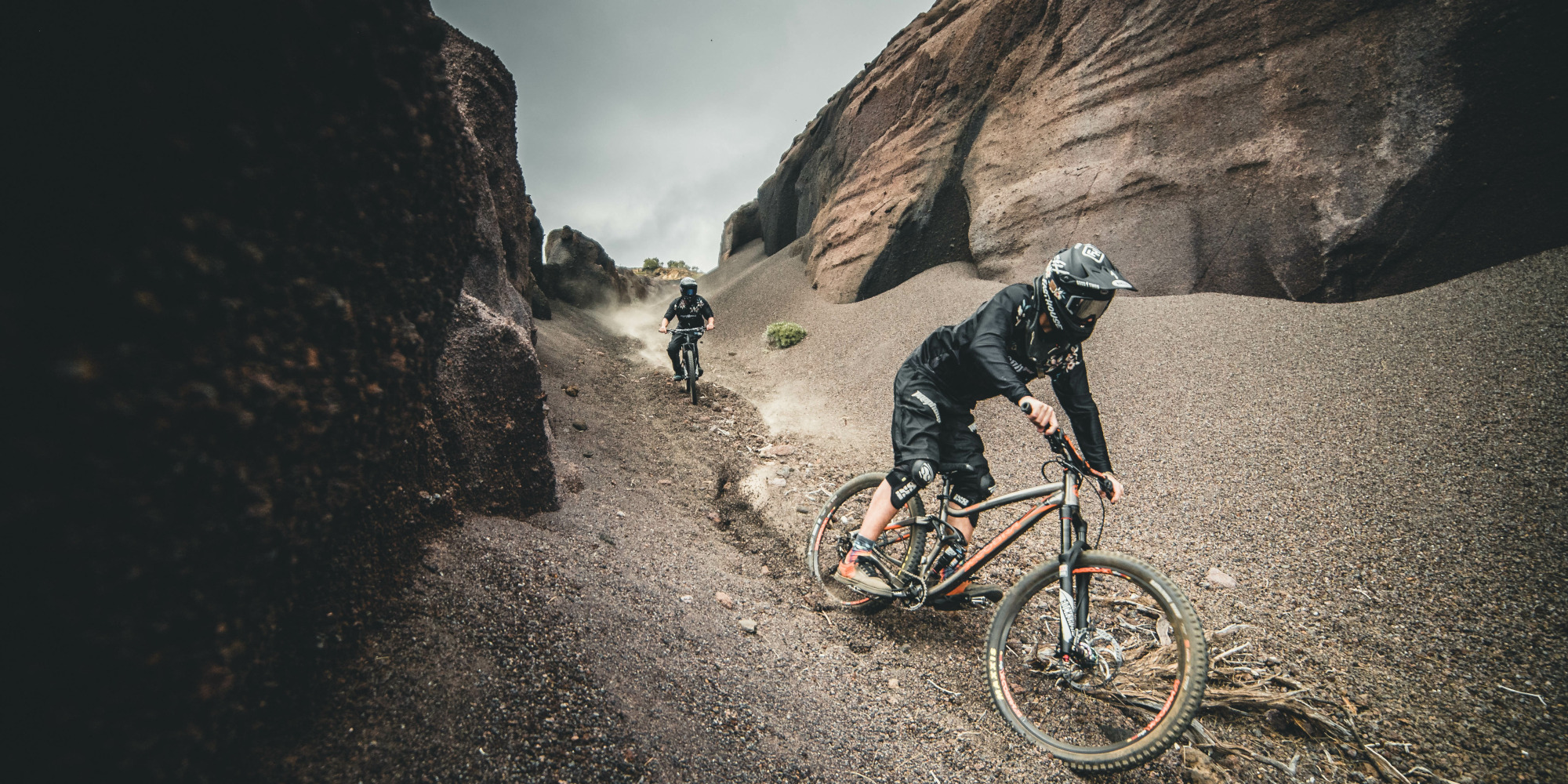 Fahrrad fahren auf Teneriffa Mountainbiker fahren auf Teneriffa zwischen vulkanischen Gestein