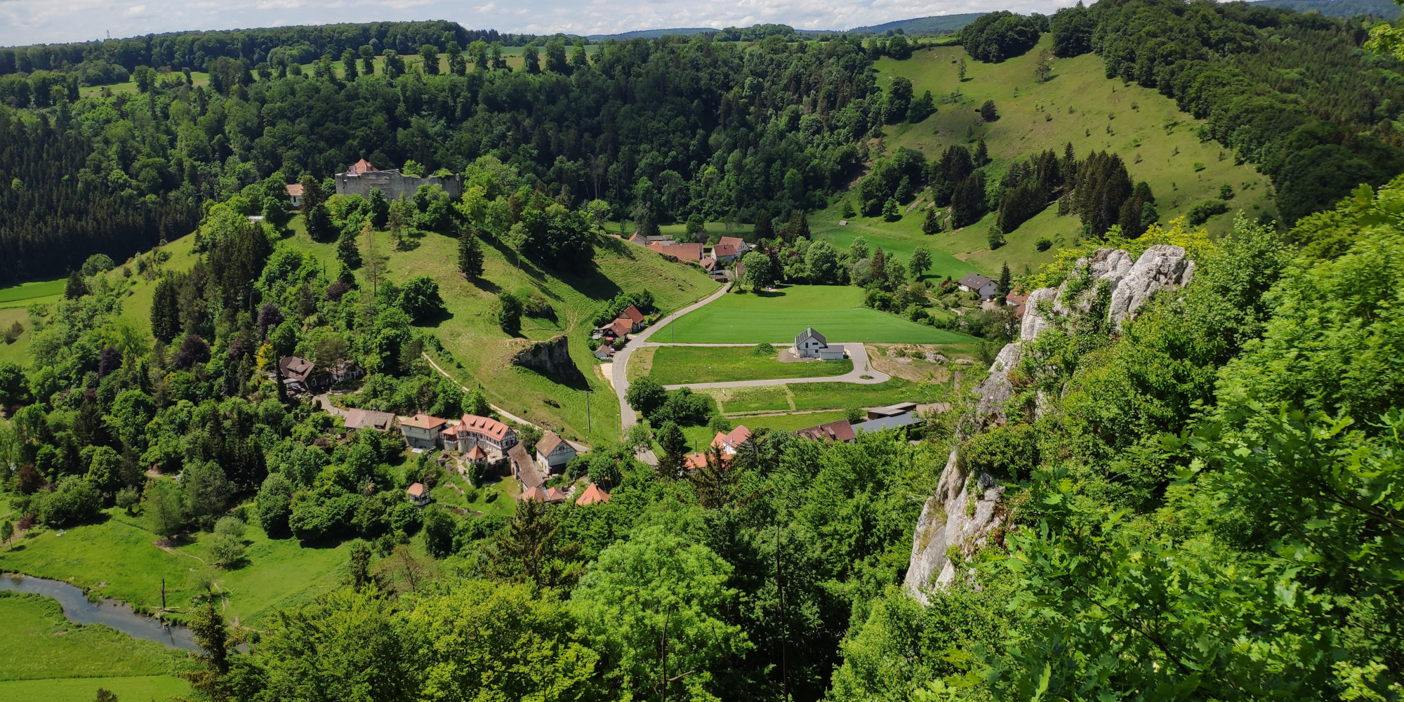 Blick von der Hohengundelfingen Burg beim zu Münsingen gehörenden Dorf Gundelfingen Blick von der Hohengundelfingen Burg beim zu Münsingen gehörenden Dorf Gundelfingen