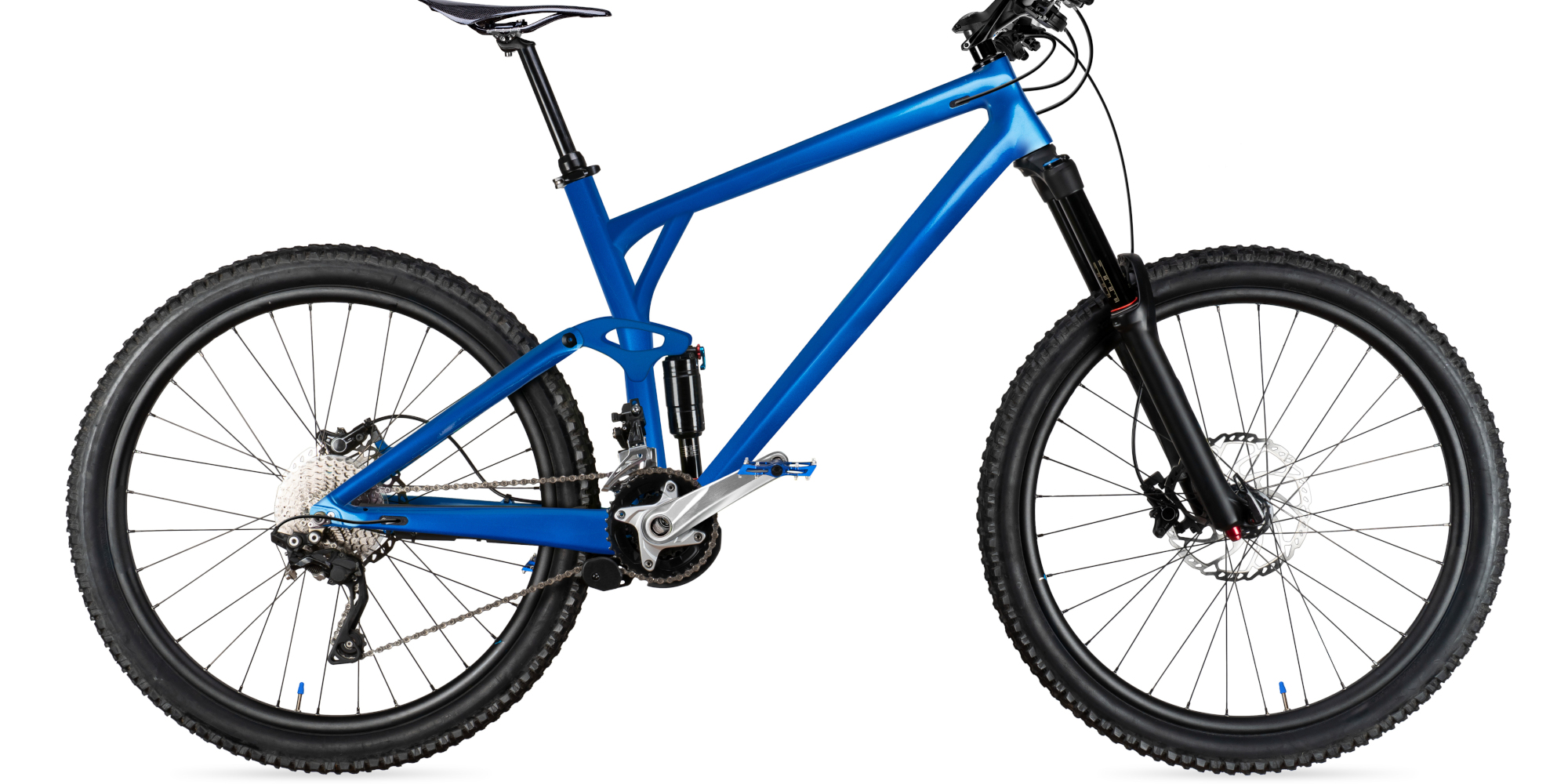 Blaues Mountainbike mit gefederter Vordergabel und breiten Reifen.