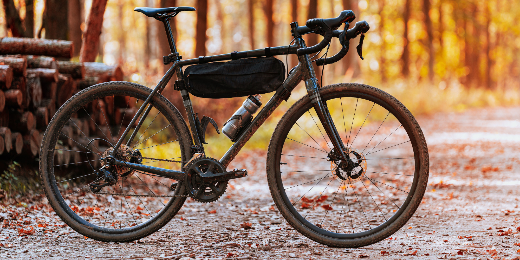 orangenes Gravelbike lehnt an einer Wand