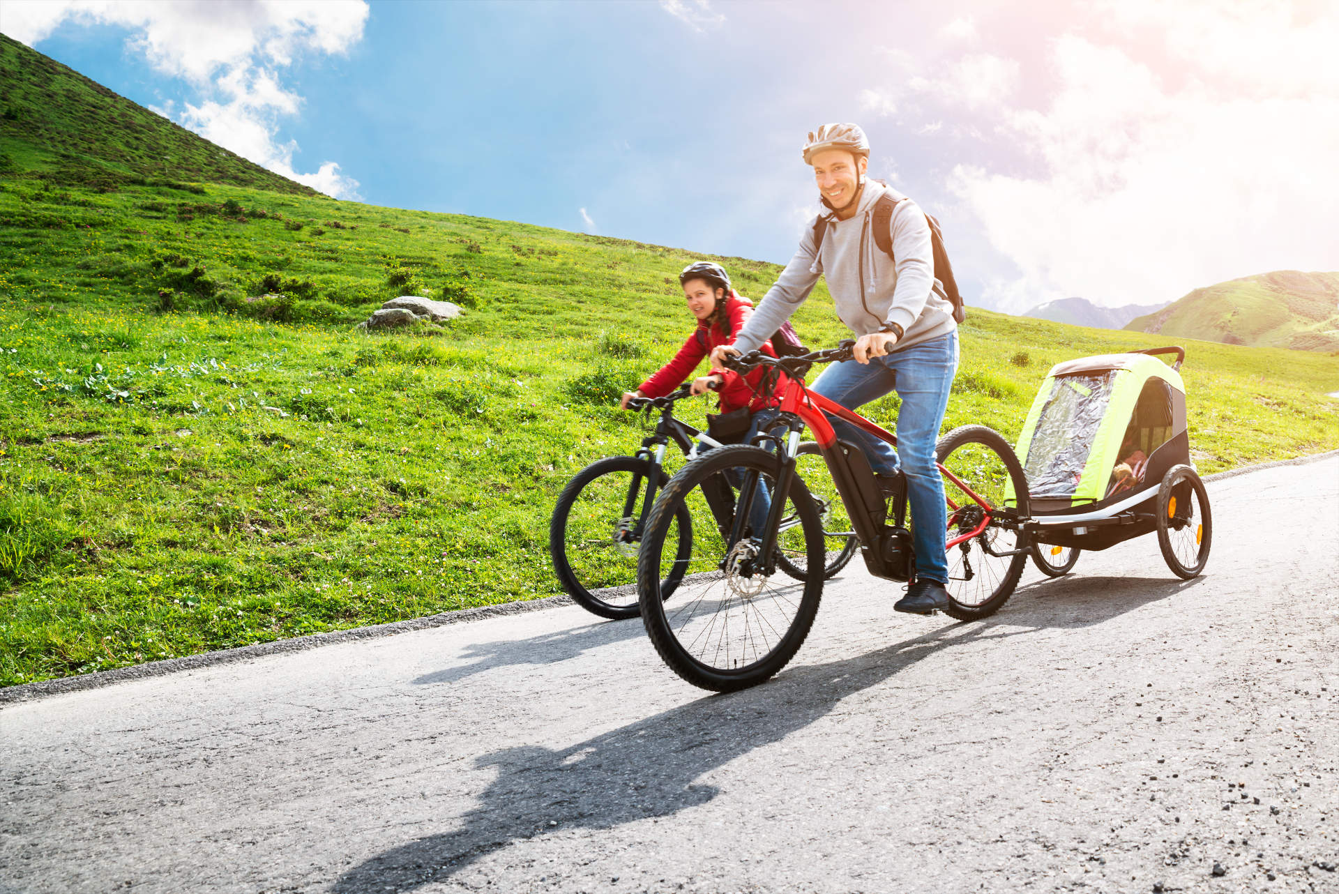 Zwei Personen fahren E-Bike