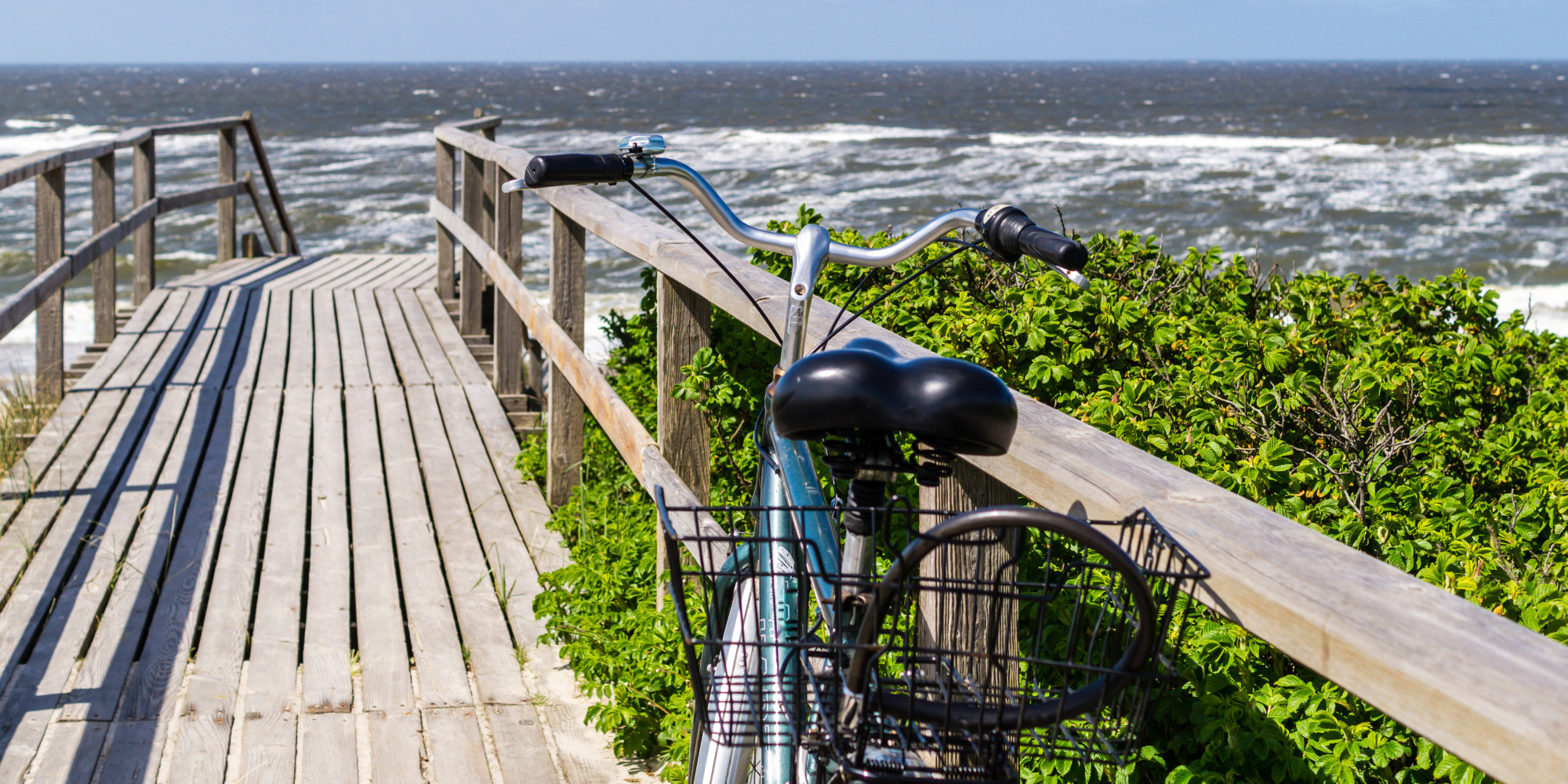 Fahrrad auf einem Holzsteg am Meer