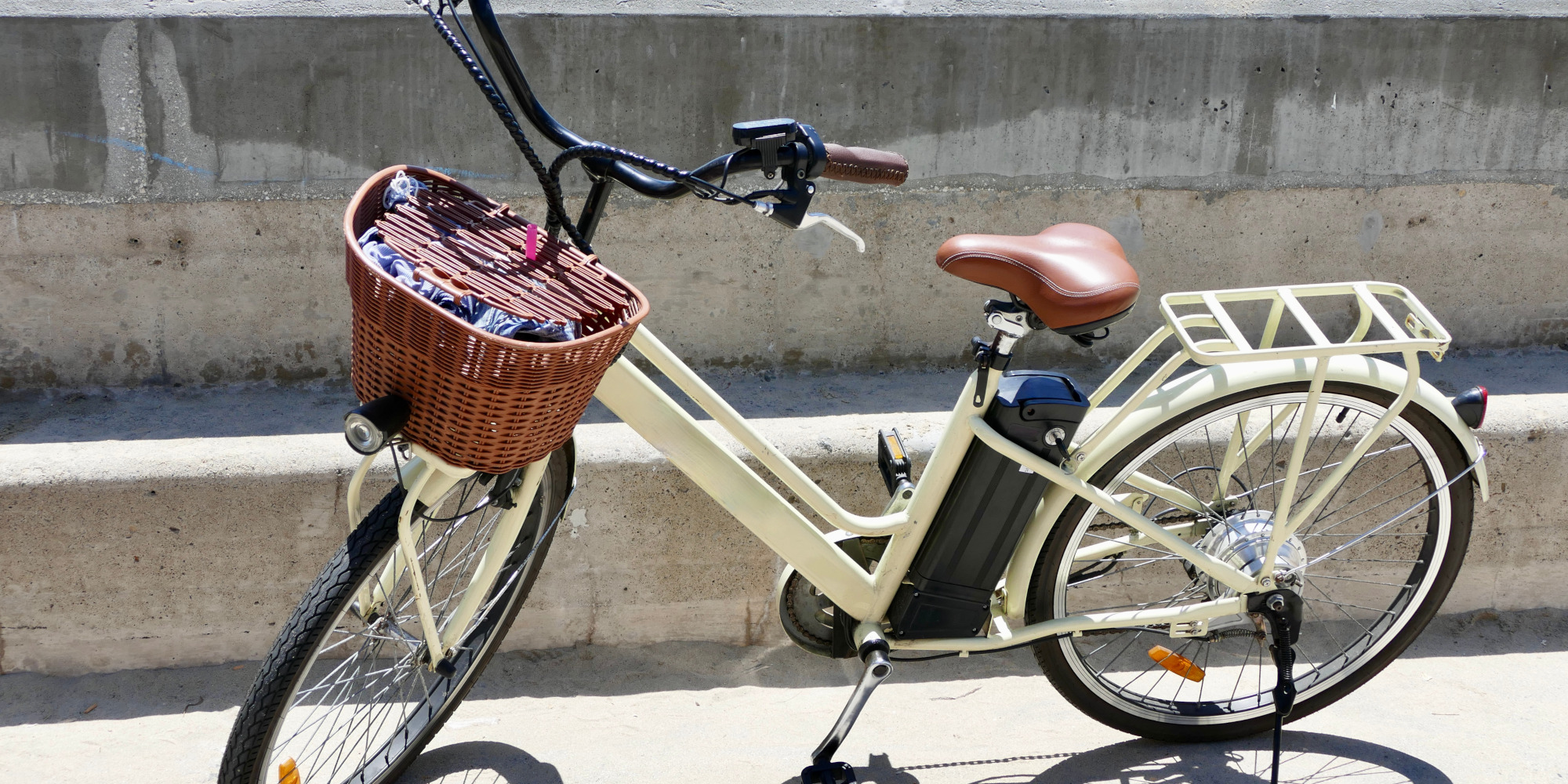 Lifestyle bzw. Urban-E-Bikes Lifestyle bzw. Urban-E-Bikes mit Korb und Gepäckträger