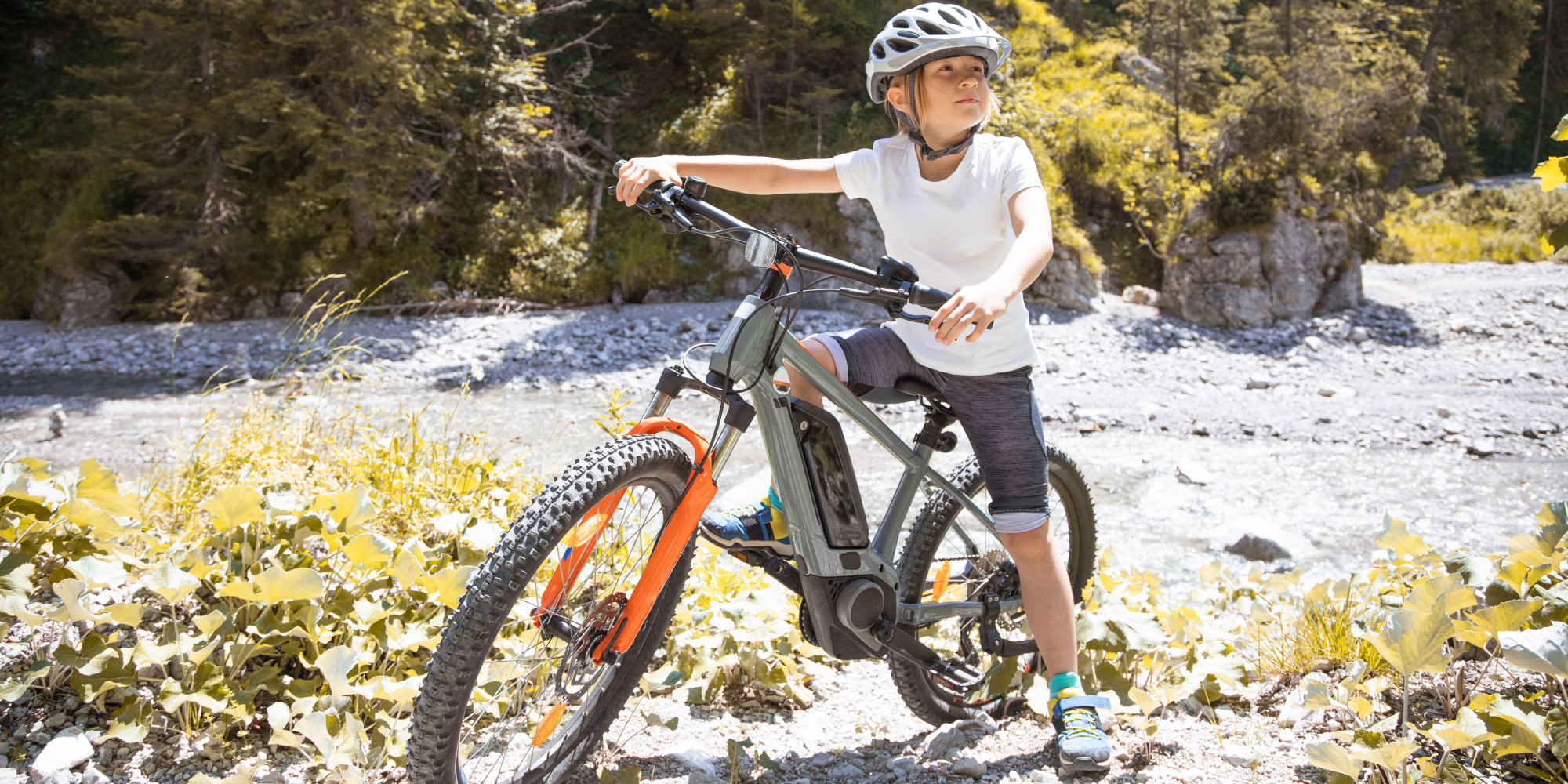 Kinder-E-Bike Kind auf einem Kinder-E-Bike in der Natur