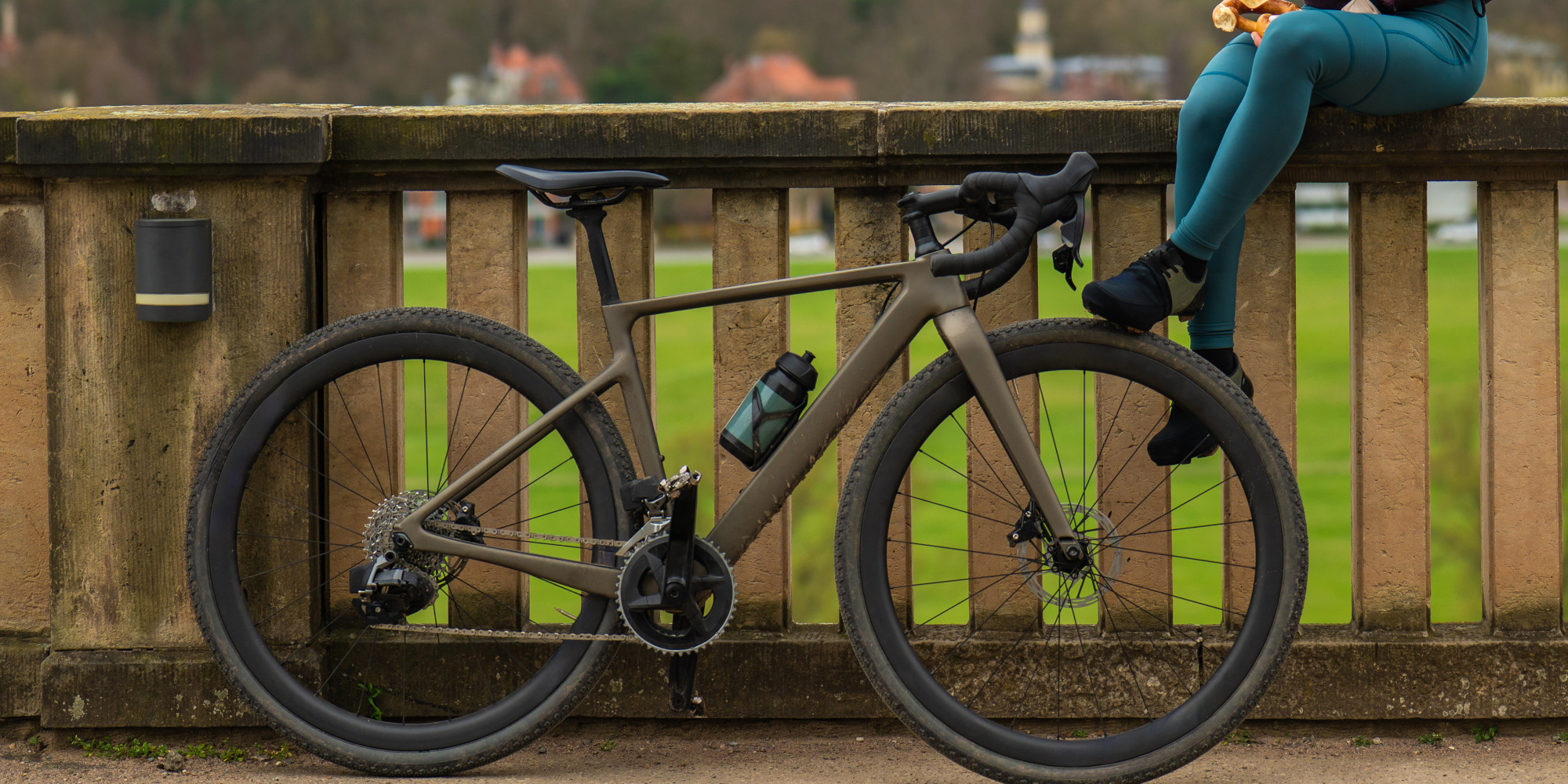 Gravel E-Bike Gravel E-Bike vor einem Zaun