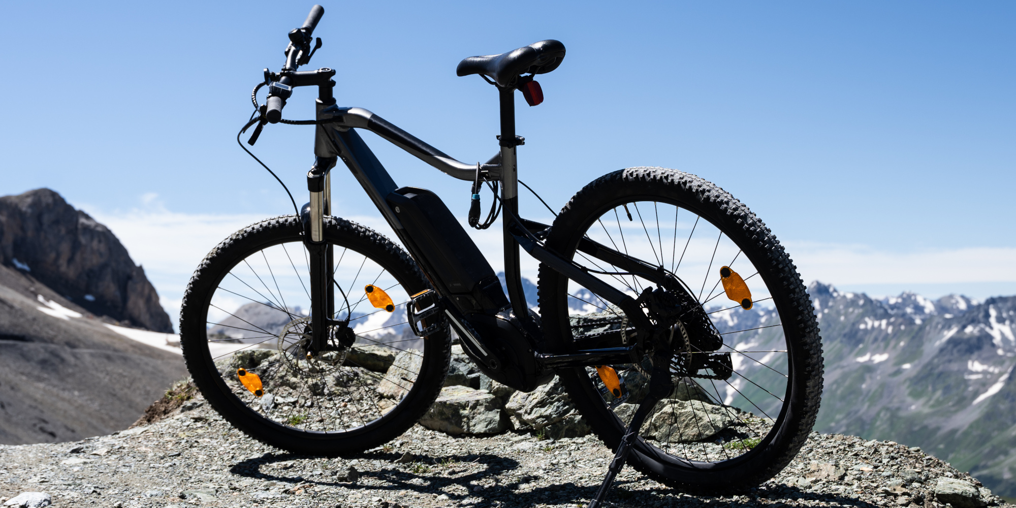 SUV E-Bike SUV E-Bike auf einem Berg