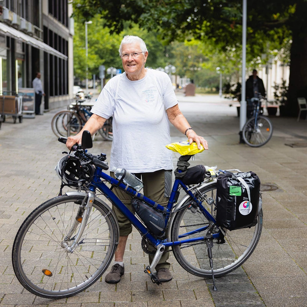 Marta Binder mit ihrem Fahrrad beim Besuch bei linexo