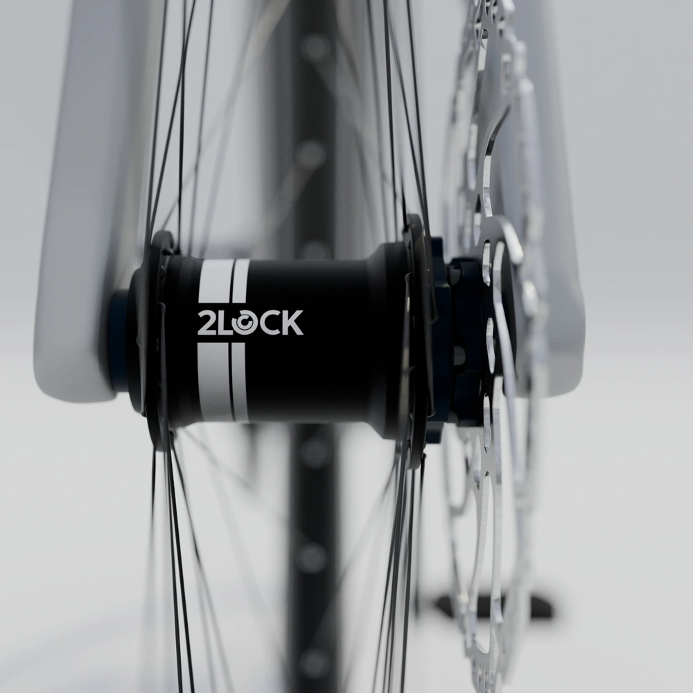 Nahaufnahme eines Fahrradnabe mit Speichen auf hellgrauem Hintergrund.