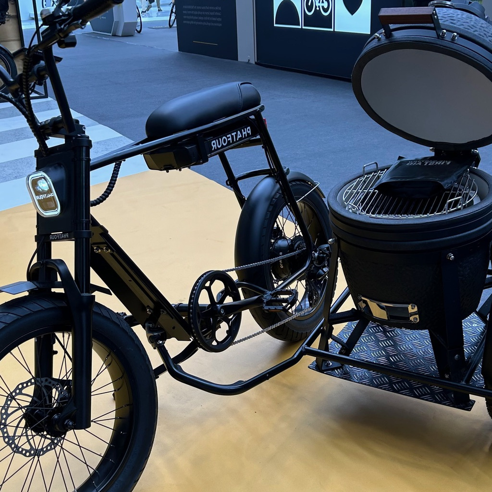 Das Fahrrad mit Grill vereint radeln und grillen für einen entspannten Sommerausflug! Fahrrad mit eingebautem Grill, ausgestellt bei der Eurobike2024