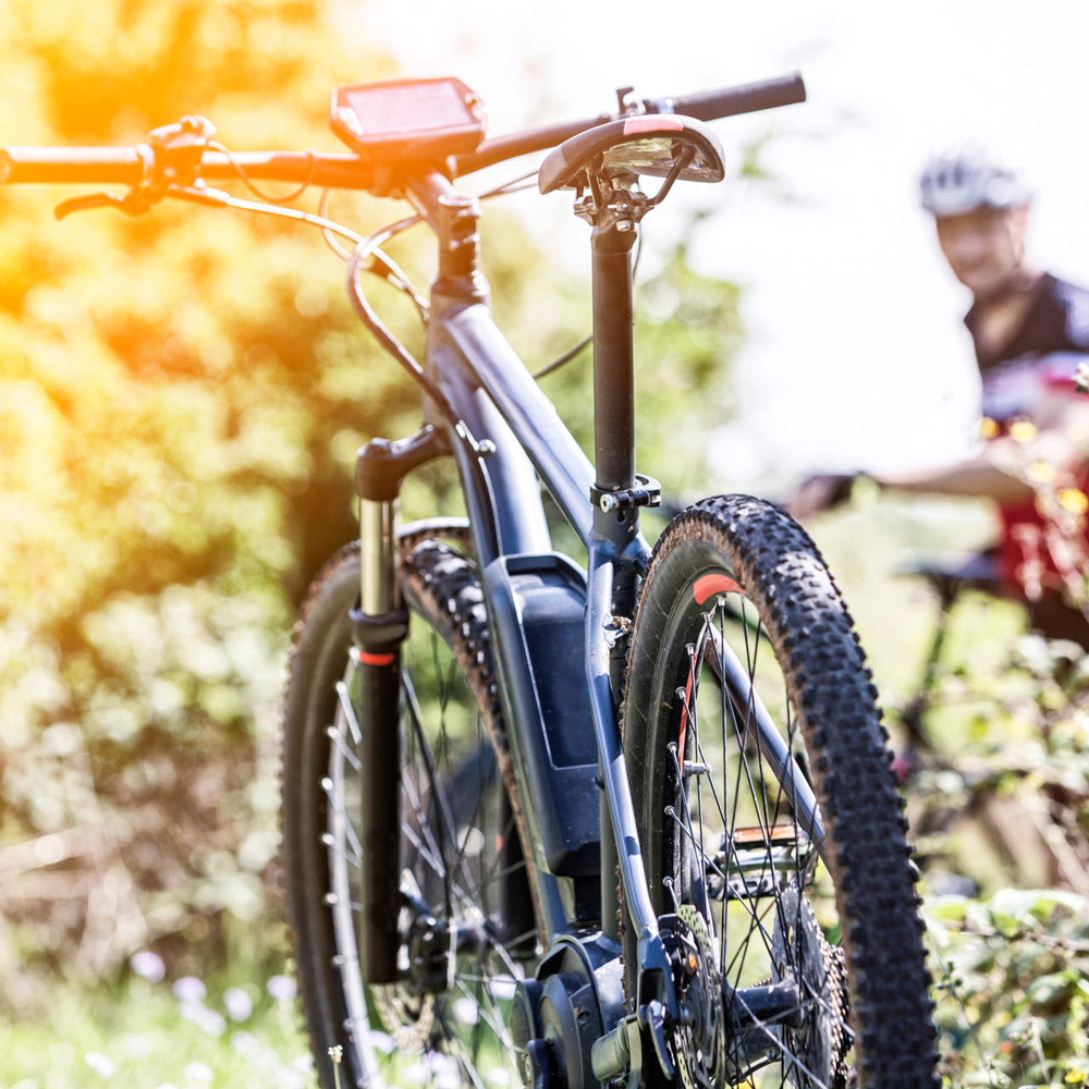 Wie Sie die Uhrzeit an Ihrem E-Bike Display richtig einstellen Ein E-Bike im Sonnenlicht