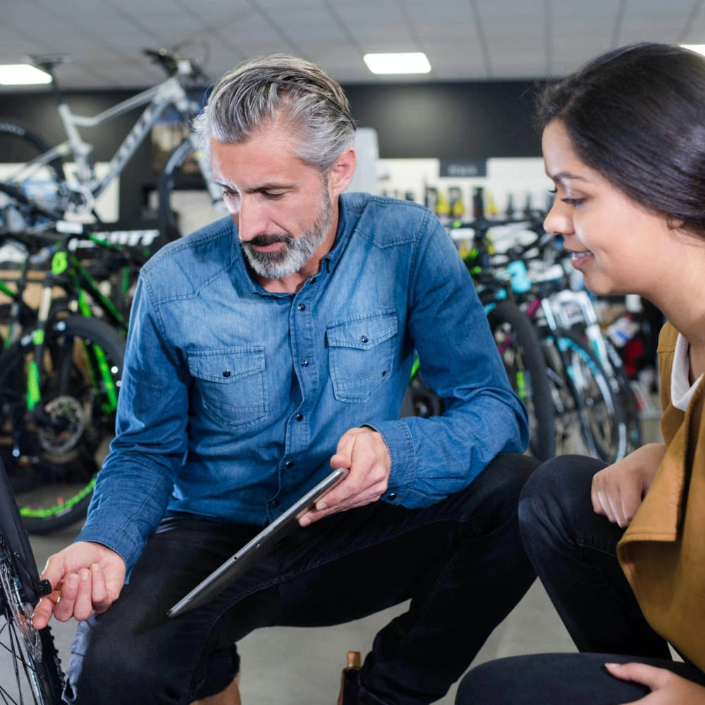 Wo du gute, gebrauchte E-Bikes findest Ein Mann und eine Frau betrachten ein E-Bike