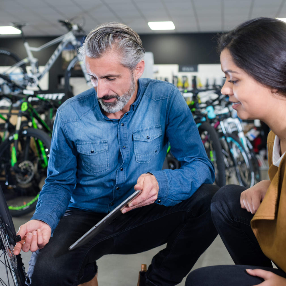Wo du gute, gebrauchte E-Bikes findest Ein Mann und eine Frau betrachten ein E-Bike