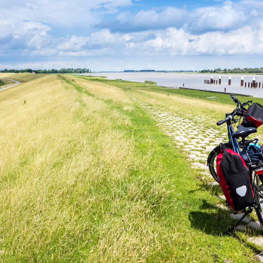 Fahrrad mit Gepäck neben einem See