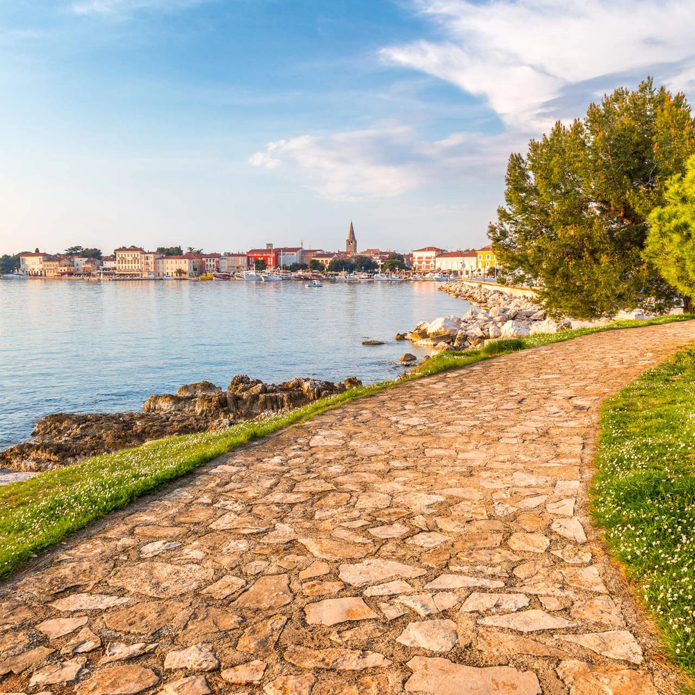 Fahrrad fahren in Kroatien - warum sich das Radeln hier lohnt Ein Radweg in Porec, Kroatien