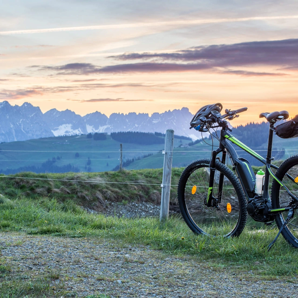 Fliegen mit E-Bike - darauf sollten Sie achten Ein E-Bike beim Sonnenaufgang