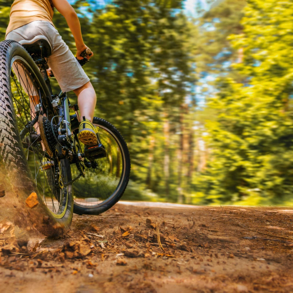 Die besten Gravel Bikes 2022 und ihre praktischen Funktionen Ein Gravel Bike wird im Schlamm gedriftet