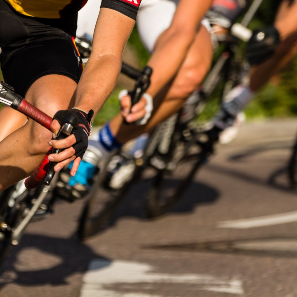 Immer wieder neue Technologien im Radsport Kurvenfahrt eines Radrennens