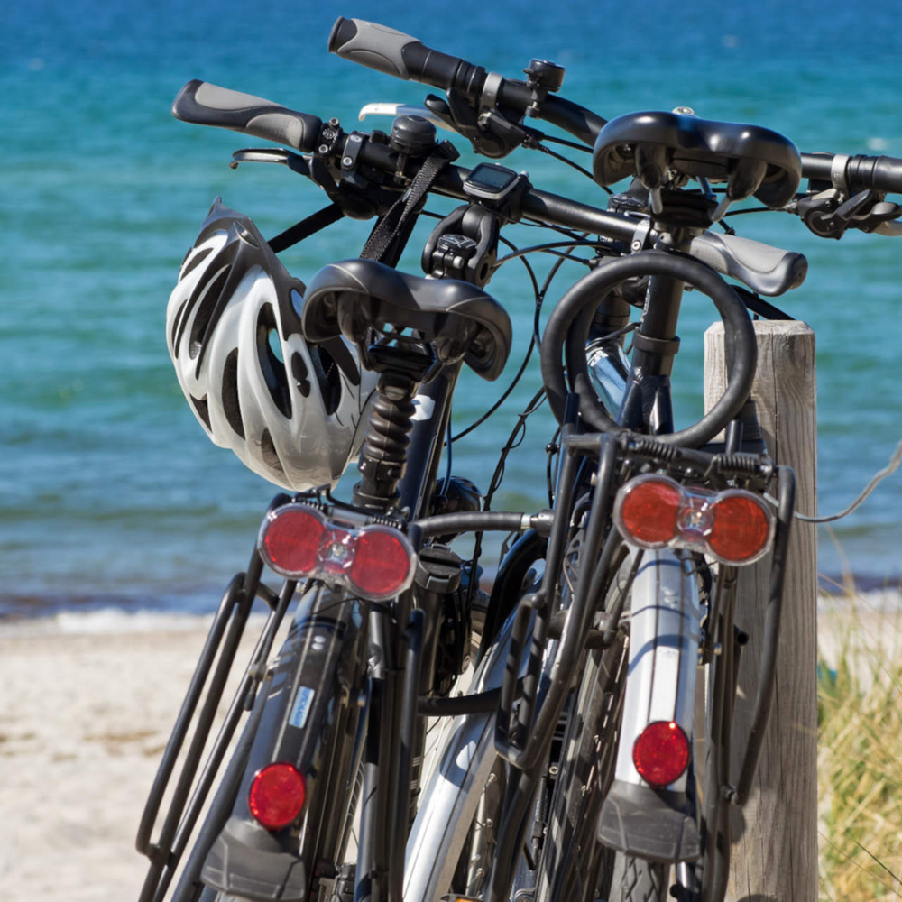 Ostseeküsten-Radweg - wo der schöne Radweg entlang führt Fahrräder am Strand