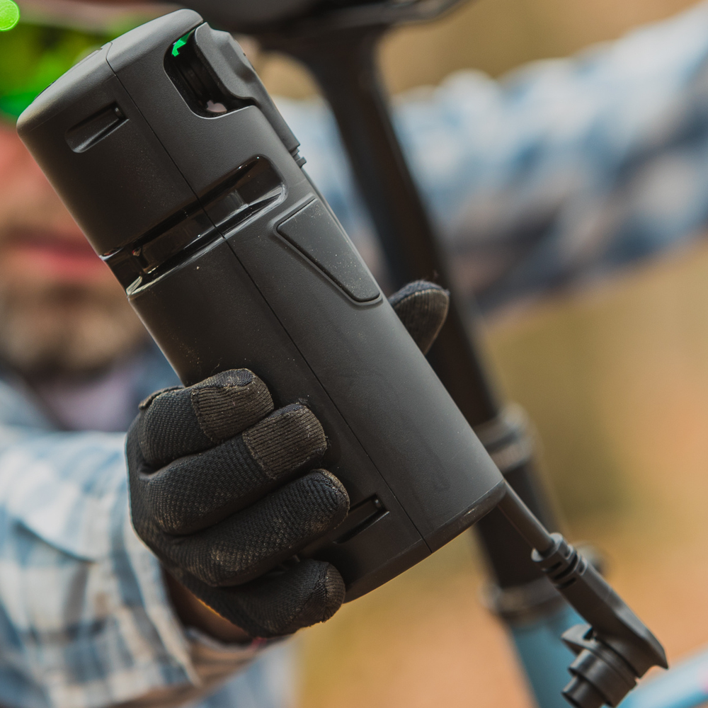 Range Extender für mehr E-Bike Reichweite. Eine Person hält einen Range Extender für ein E-Bike.