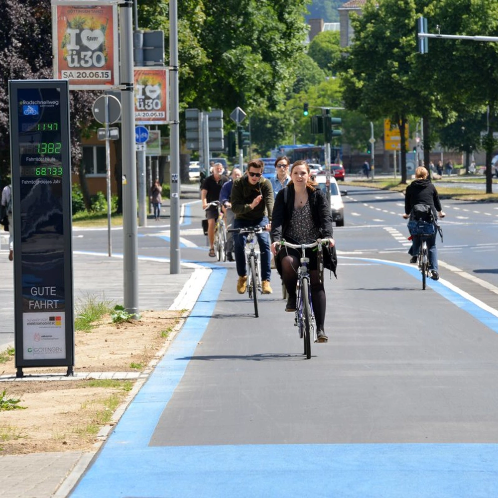 Diese 10 Sachen machen fahrradfreundliche Arbeitgeber aus. Frau fährt Fahrrad in verkehrsberuhigter Zone