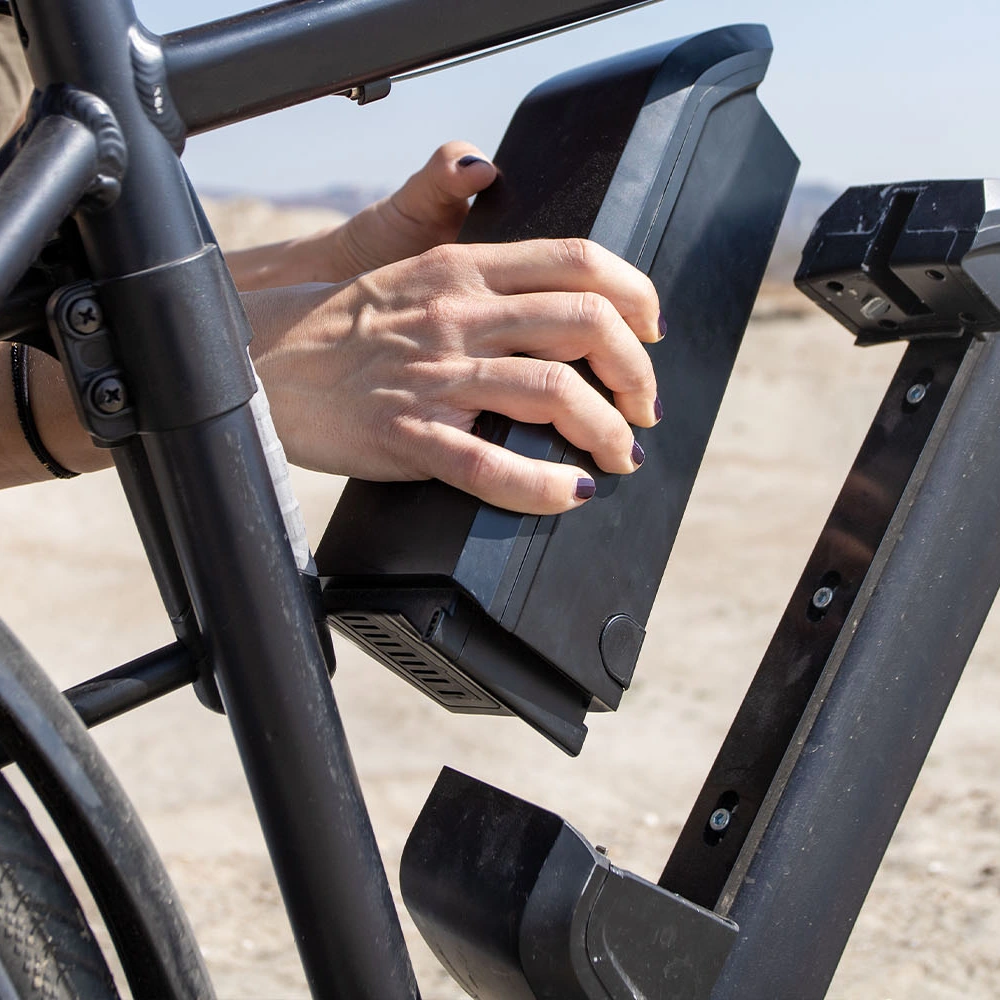 E-Bike Akku wird herausgelöst E-Bike Akku wird von einer Hand aus Fahrrad gelöst