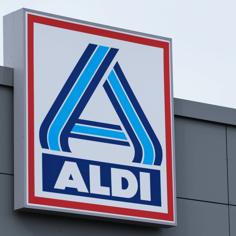 Diese E-Bikes sind bei Aldi im Angebot. Abbildung von Aldi Logo.