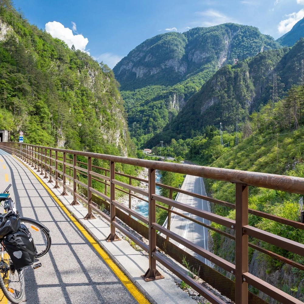 Fahrrad steht auf einer Brücke auf dem Alpe-Adria-Radweg
