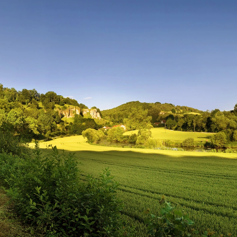 Entdecke die vielseitige Natur beim Radeln auf dem Altmühltalradweg Radfahrer im Altmühltal bei Solnhofen