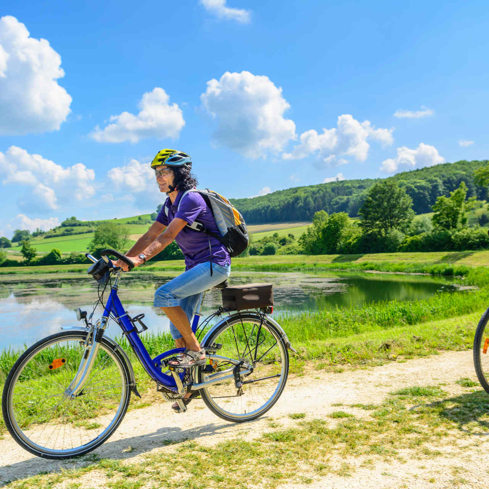 Schöne Radwege und Radtouren am Starnberger See zwei Radfahrer fahren Fahrrad am See